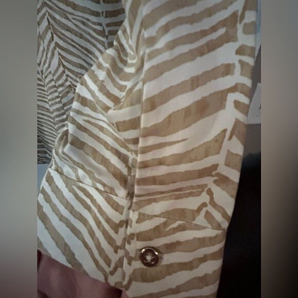 Chico’s No-Iron zebra Print Roll-Tab Sleeve Shirt White Tan size 2 Large EUC - Picture 8 of 13